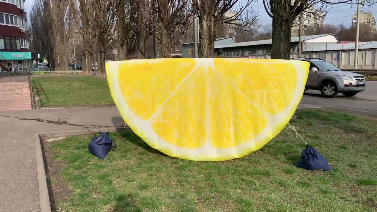 Inflatable lemon slice 4m – outdoor advertising decoration for cafés and events