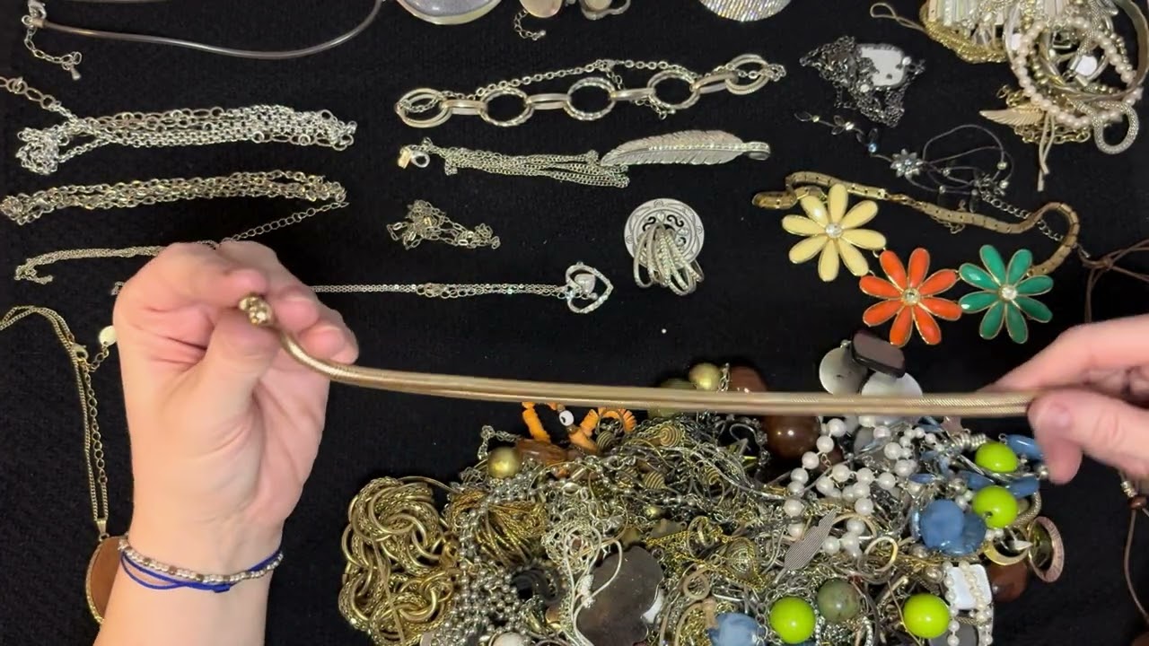 Untangling confusing jewellery