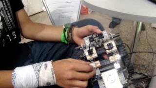 Tallerista explica qué es Picocrickets