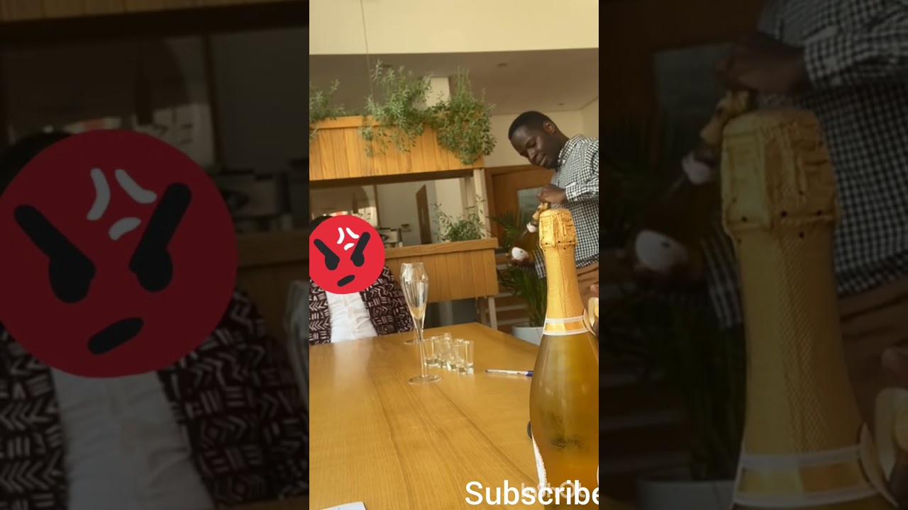 Open wine 🍷 is not easy, hahhahah, we are in the training 💪 note. It's  non alcoholic wine,