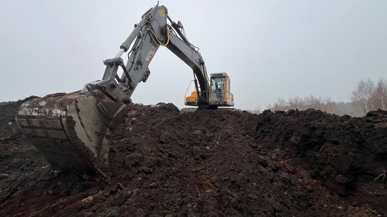 Делаю искусственные пруды на экскаваторе Вольво 210