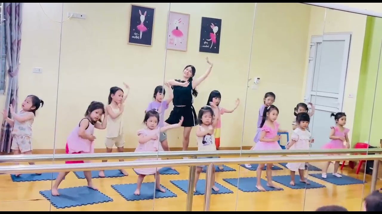 Múa Mơ khách đường xa