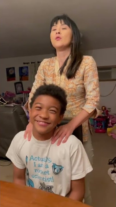 Japanese mother massages acupressure points to her 11-year-old son #massage #acupressure