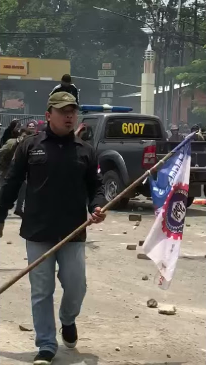 Story WA - Demo mahasiswa pelajar STM mobil polisi HANCUR!!!