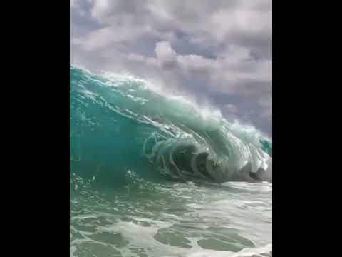 Когда огромная волна приближается к берегу.