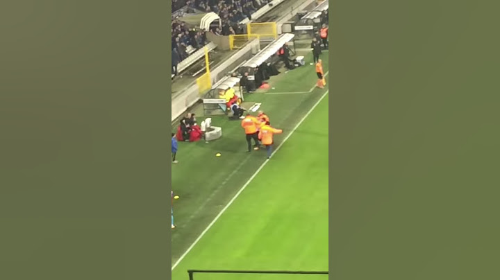 Supporter loopt het veld op  Club Brugge- Charleroi