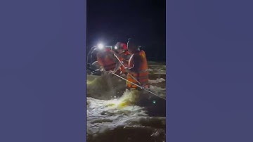 Thót tim cảnh 1 người lớn, 3 trẻ em mắc kẹt trên ô tô giữa dòng nước xiết #tintuc#lu#giaicuu