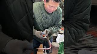 Bukning af varmt metal i processen ...