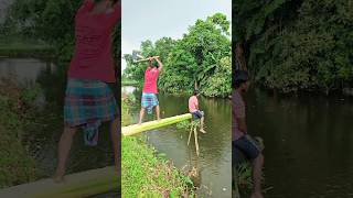 Die seun sit en bewaak die dam.12