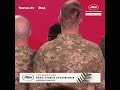 Le chanteur Bono entouré de militaires ukrainiens sur les marches du Festival de Cannes !