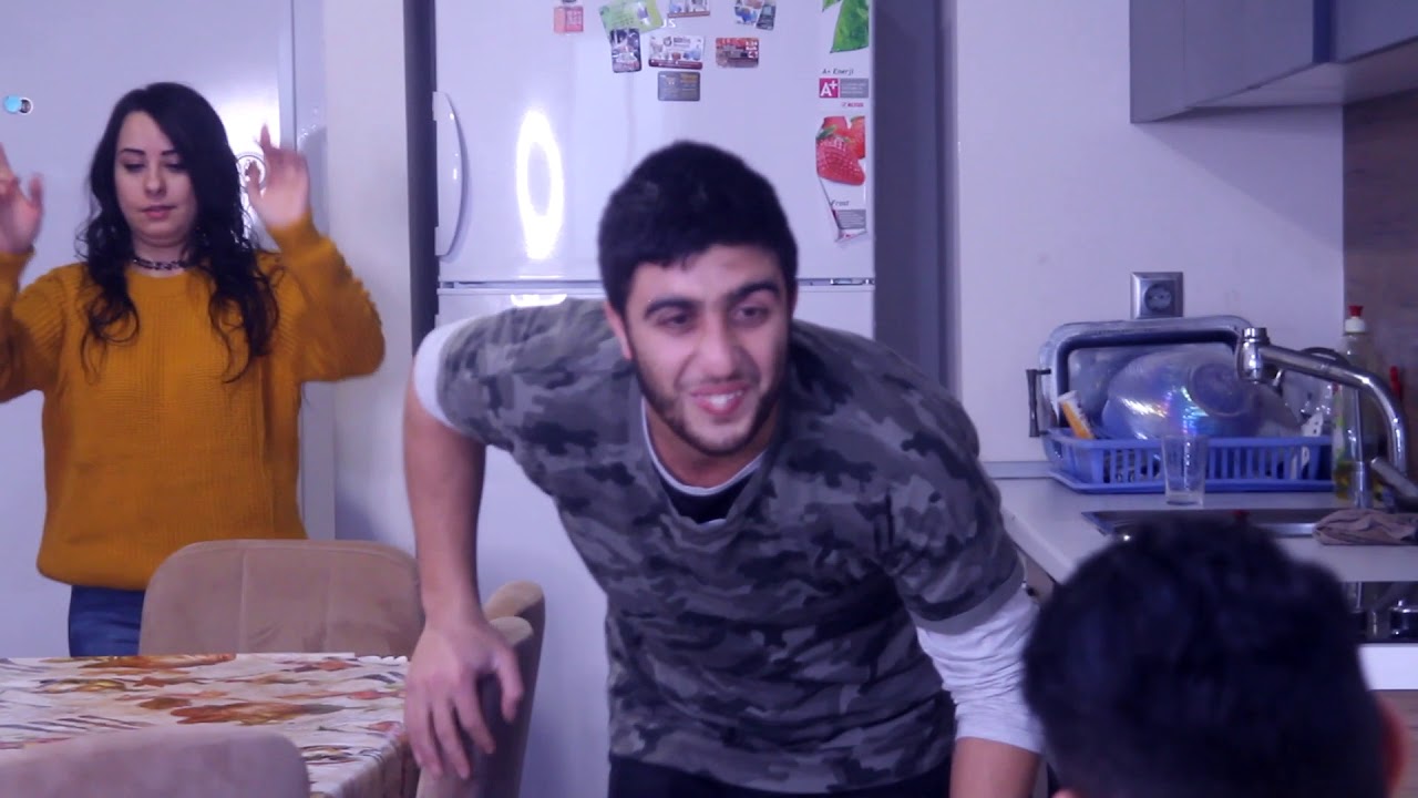 البخيل وزوجتو وابن حمه معقول  طلق زوجتوة؟؟