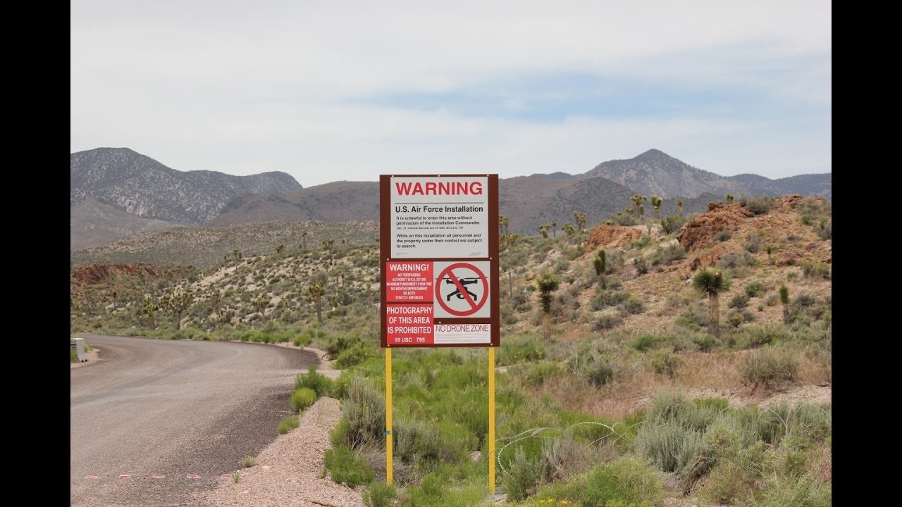 2016 New Signs at the Border of Area 51 AND MORE! - YouTube