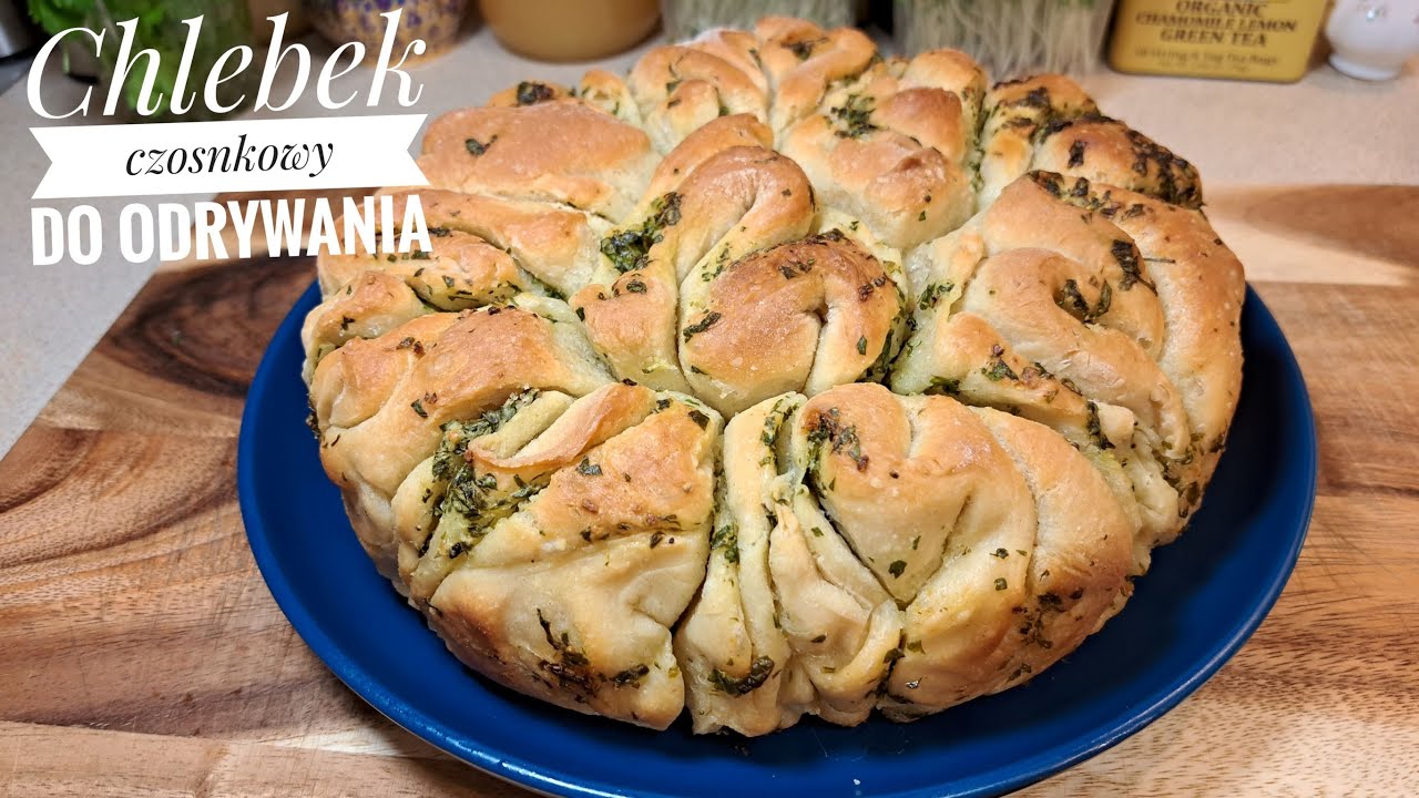Pyszny, mięciutki chlebek czosnkowy do odrywania, z pietruszką i bazylią.