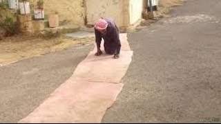 Subhanallah  !!! Selama 65 Tahun Ini  Kakek Ini Merangkak Hanya Untuk  Sholat Berjamaah Di Masjid  !