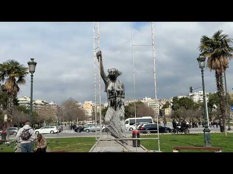 «Γυναίκα στο λεωφορείο»: Βανδάλισαν το γλυπτό 