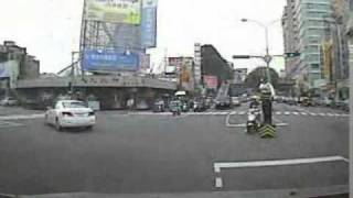 [行車紀錄器]20100830 明顯失職的警察.mp4