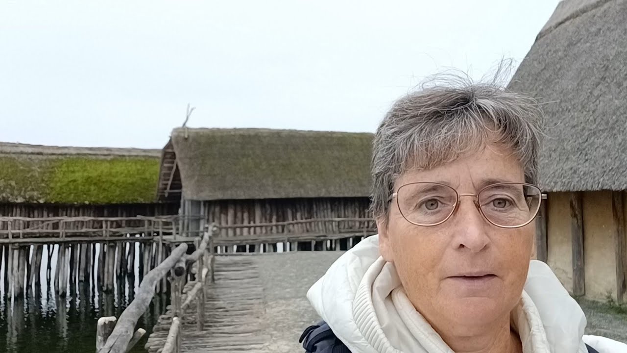 Met de bus naar het paalwoningen museum.