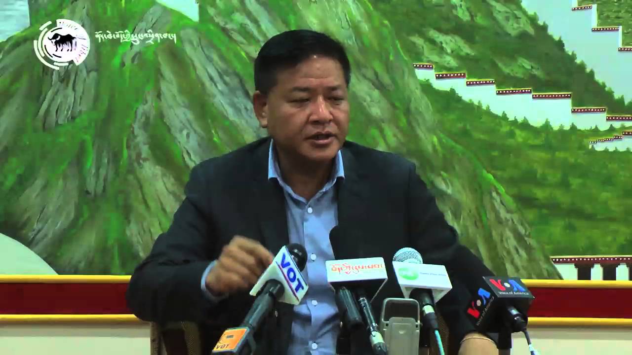 སྤེན་པ་ཚེ་རིང་མཆོག་གིས་གསར་འགོད་གསལ་བསྒྲགས་སྤེལ་བ། Penpa Tsering holds press conference
