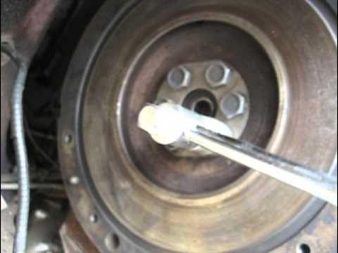 Маховик двигателя ваз 2106. Подшипник маховика ваз 2109. Болт маховика ваз 2112. Болт крепления маховика 2110. В какую сторону откручивается маховик.