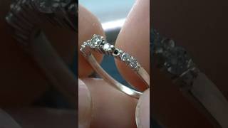 Dieser Verlobungsring hätte fast seinen zweiten Stein verloren … 💔💎