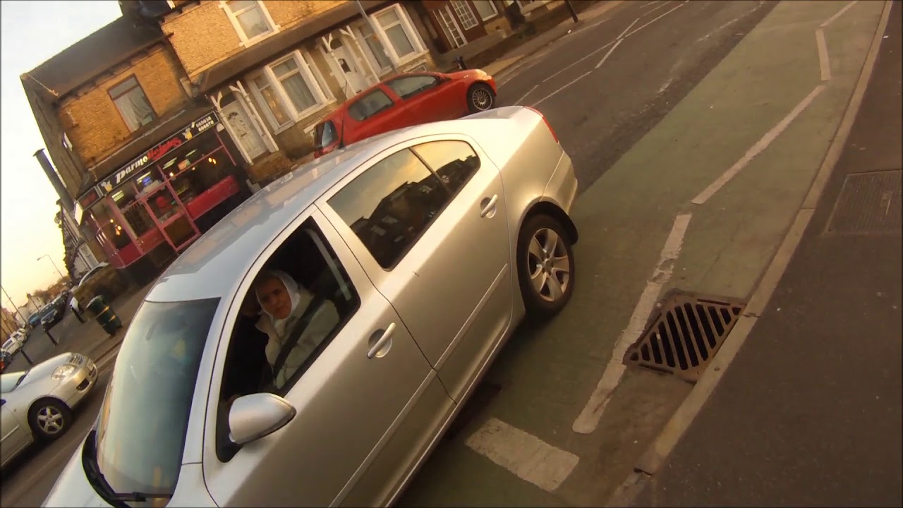 AJ09 YBV Too close before turn - Leeds Old Road, barkerend, Bradford 5.45ish 20/03/2019