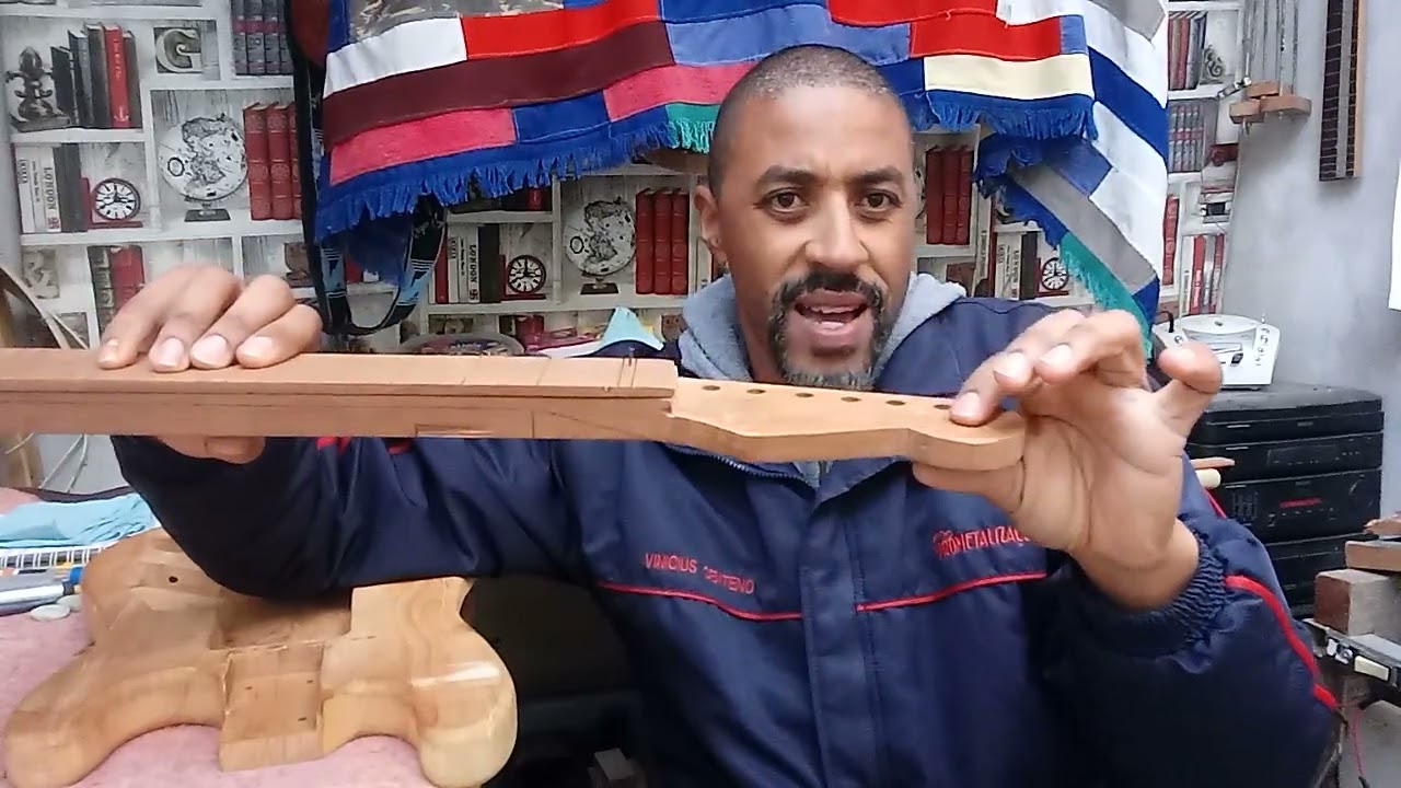 Qual a fundura da cavidade do encaixe do braço da guitarra? qual espessura do hadstok?