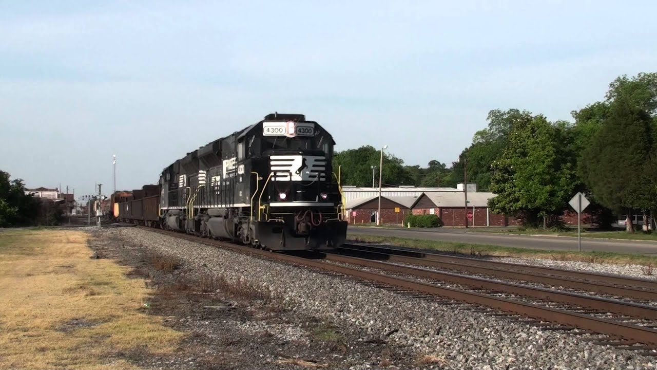 PRLX PR43C #4300 leads NS A21 at Bessemer, Alabama - YouTube