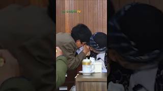 Detikdetik Pemuda Ini Dicium Balik Tangannya Oleh Buya Yahya