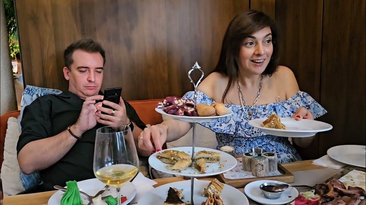 Ребенок покажи мама. Мама хочу кушать. Мифы о материнстве. Хочешь покажу свою маму. Мама тискает ребенка.