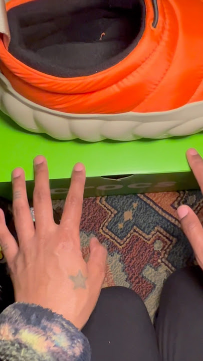 ASMR finger taps #Crocs #asmrsounds #asmrtapping  #asmrtap #tapsounds #fingertapping #overpuffshorty