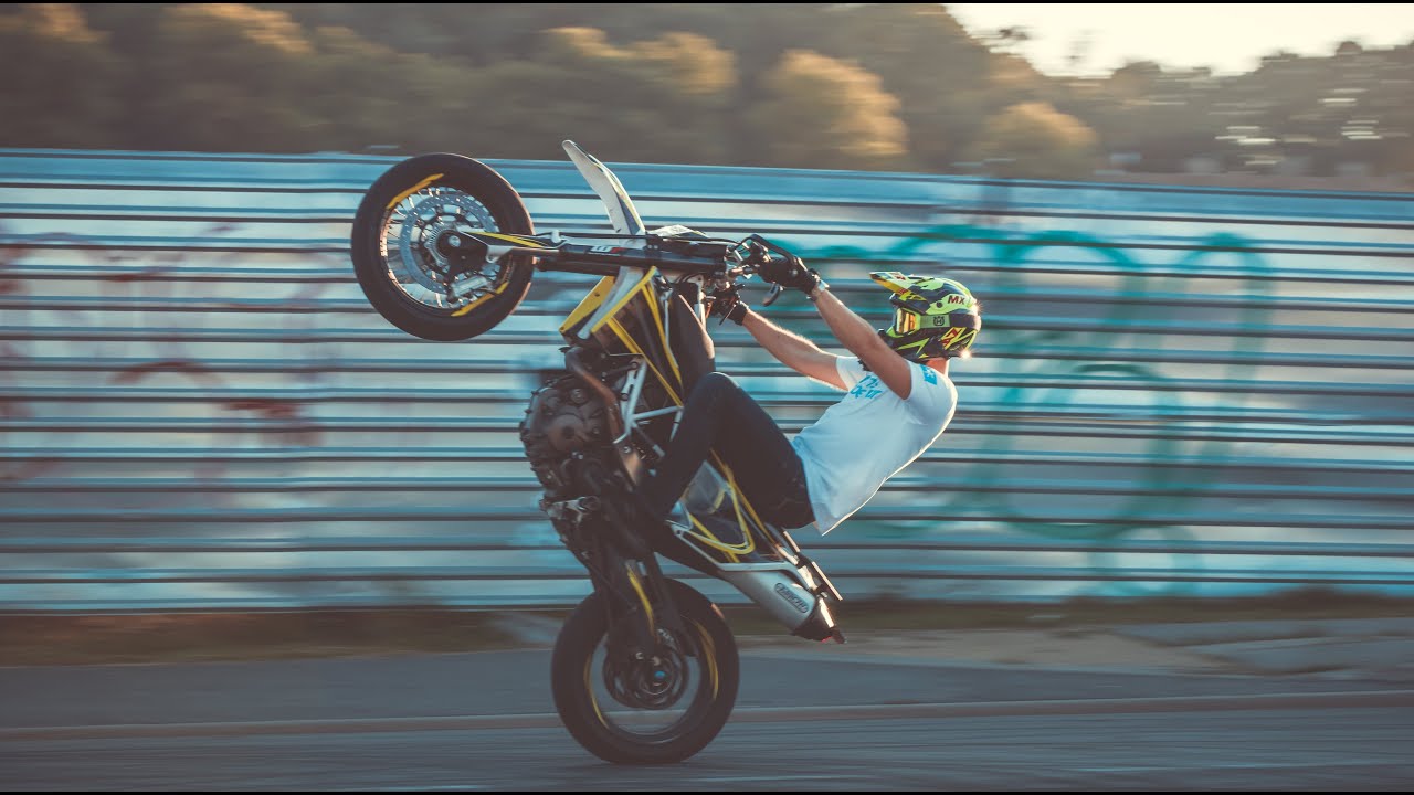 Husqvarna 450 Supermoto Wheelie