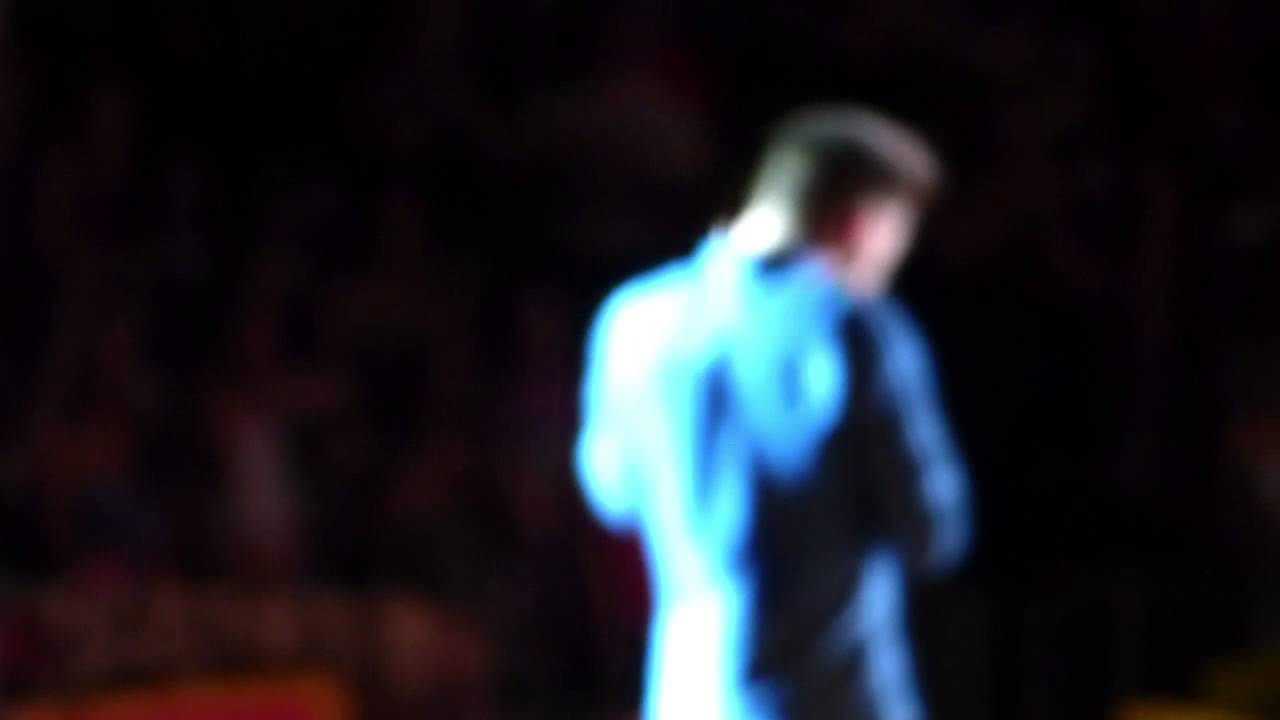 Liam reading signs. Harry being upset his packers lost to philly! Otra Philly