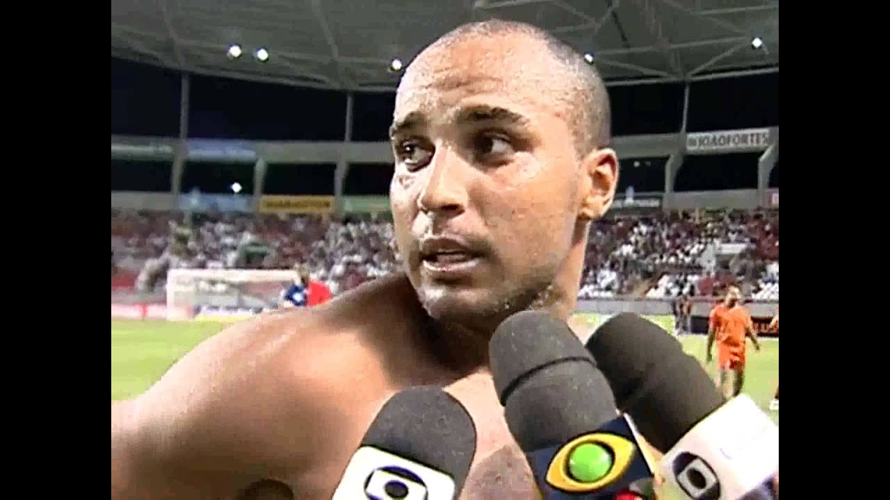 Deivid, do Flamengo, perde gol inacreditável contra o Vasco e deixa campo frustrado - 23/02/2012