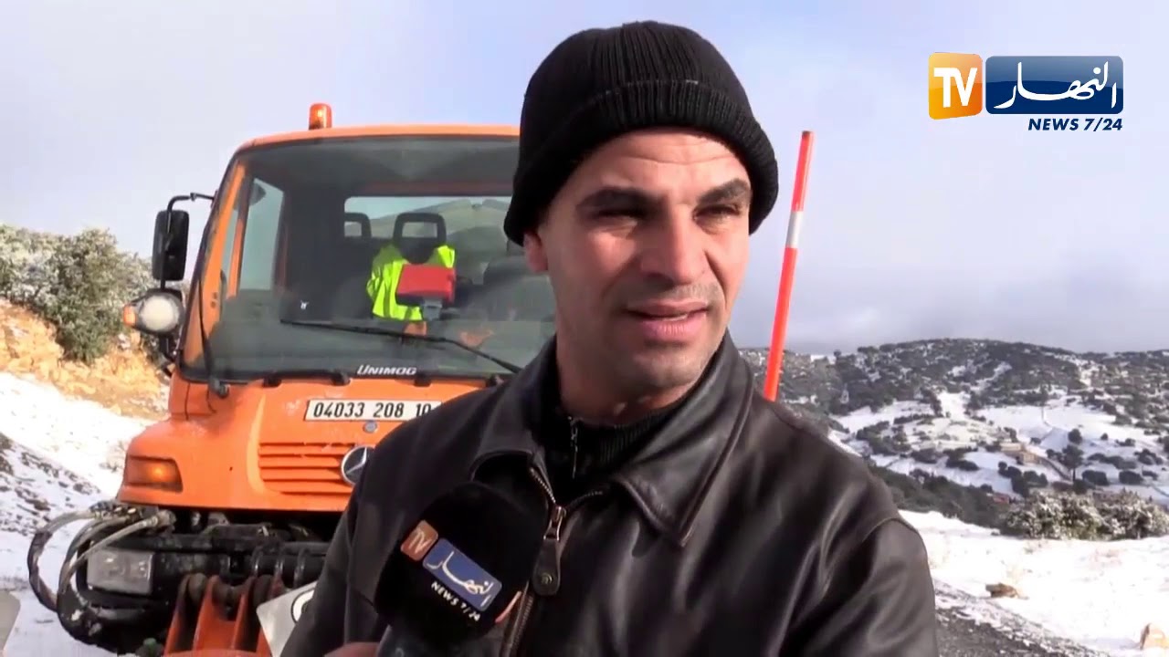 البويرة: كاميرا النهار ترافق عمال مصالح الأشغال العمومية لفتح الطرق المغلقة