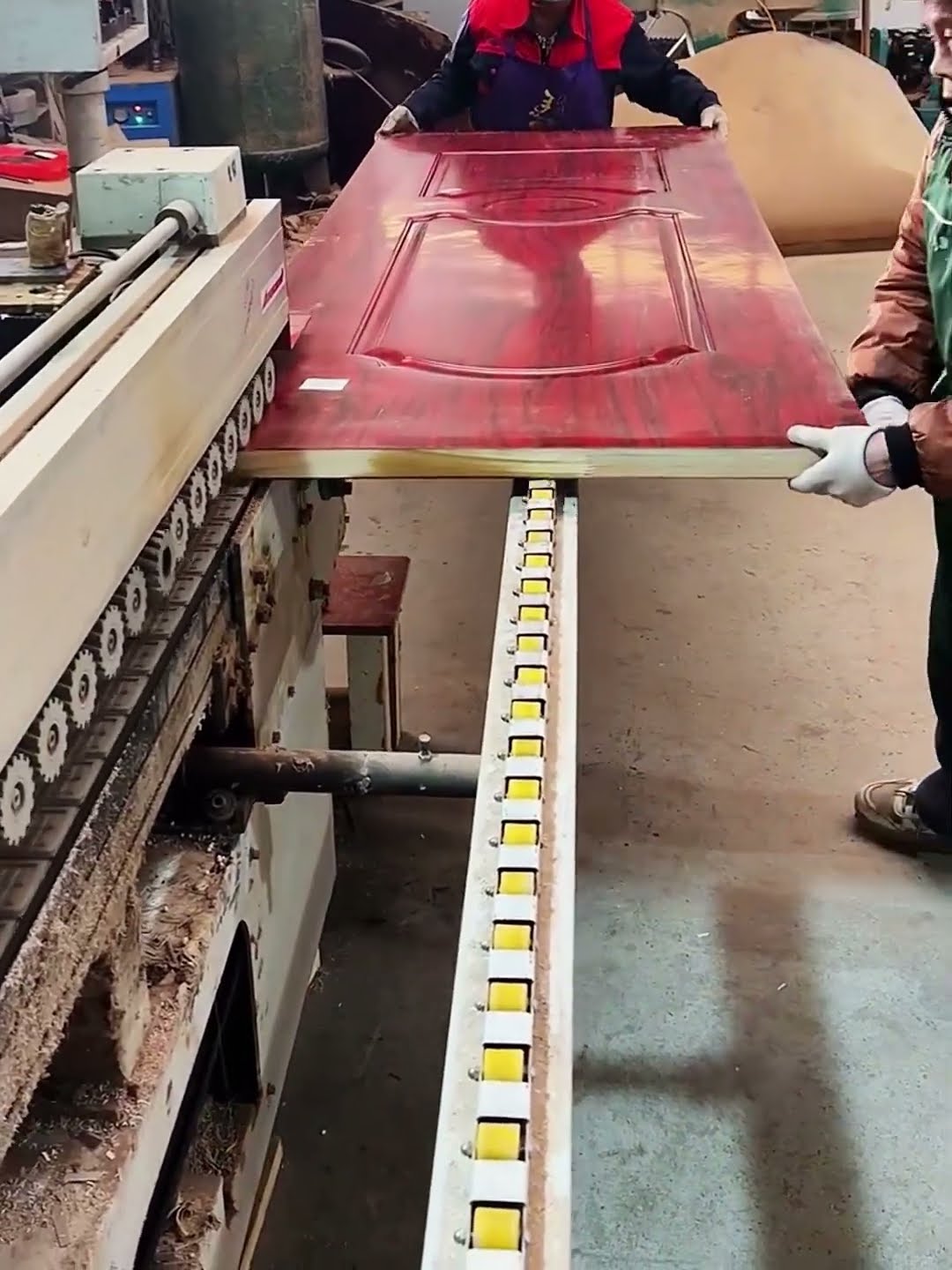 Wood door edge sealing process- Good tools and machinery make work easy
