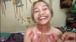 Kerokan masuk angin. Gadis perut kembung. Mual mual. Pusing meriang. 