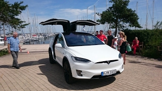 Me opening the falcon wing door on a tesla model x. video is from july
2016, recorded in rostock, germany.