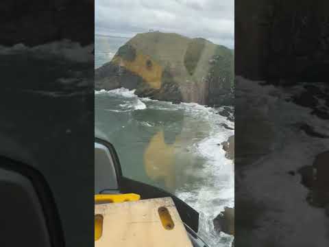 Helicóptero sobrevoa a Pedra do Sabão, em Encantadas, na Ilha do Mel, no litoral do Paraná