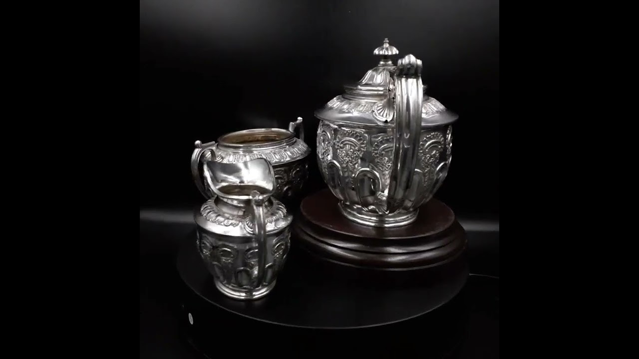 Beautiful Walker & Hall Victorian silver plate tea pot milk jug & sugar bowl