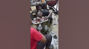 Installing the cylinder liner of a Deutz 912F3L engine