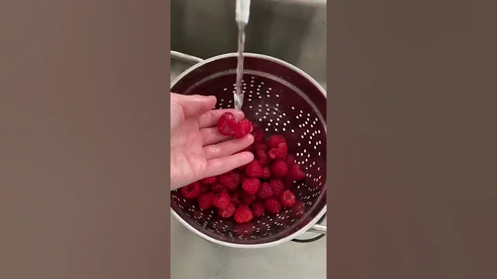 How to Clean Berries | Make Berries last longer #wellnesstips #shorts
