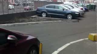 Припаркованные машины заблокировали проезд(Припаркованные машины заблокировали проезд спецтранспорта, в том числе мусоровозов, работники коммунальн..., 2013-03-14T11:07:55.000Z)