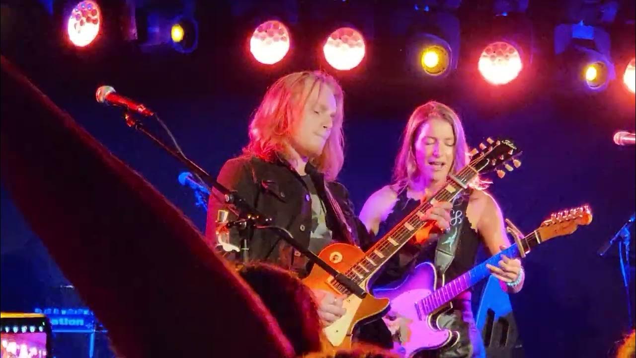 COME IN (BUT DON'T MAKE YOURSELF COMFORTABLE) - Caroline Jones - 08-17-2022 - Mercury Lounge COME IN (BUT DON'T MAKE YOURSELF COMFORTABLE) - Caroline Jones - 08-17-2022 - Mercury Lounge