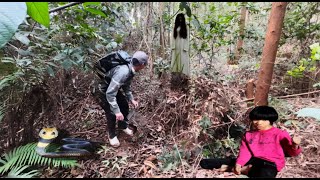 Dad went into the forest to hunt snakes to bring back to his daughter and was kicked out of the hous