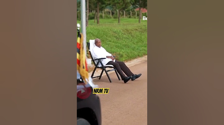 Museveni relaxing by the roadside of Entebbe Express High Way
