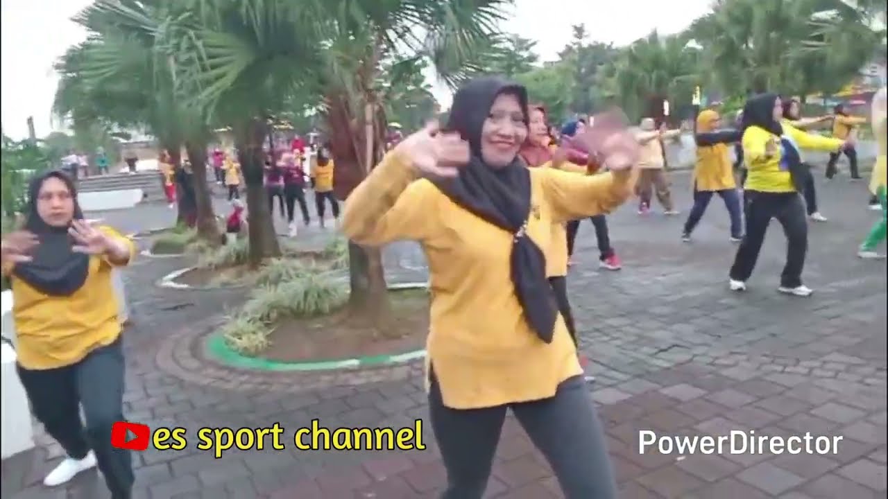 FUN AEROBIC alun-alun Ciamis  instruktur by: Anwar Basuki