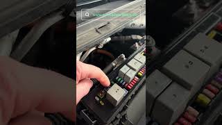 Die Ursache war so simpel… kleine Sicherung 😅 Tesla Model S Licht wieder da ✅