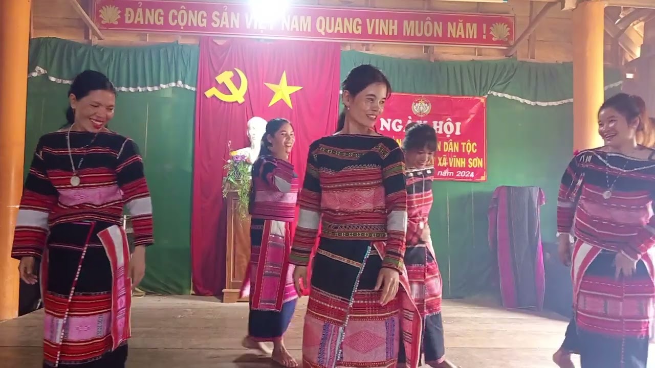 Tiết mục văn nghệ Ngày hội Đại đoàn kết toàn dân tộc tại Suối Cát, Vĩnh Sơn | Giang Y Trách Official