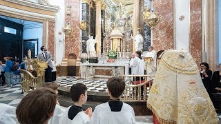 La Basílica acoge la entrega del manto Histórico de la campaña “Un poco de muchos”