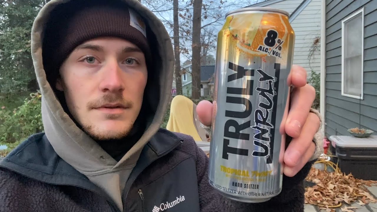 Распитие спиртных напитков на улице в одиночестве в 4 часа дня холодным вторничным днем.